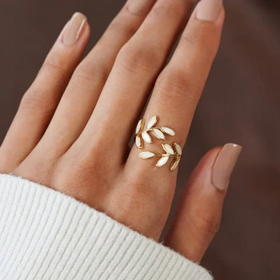 Luna | Verstellbarer Goldring mit weißem Opalmotiv