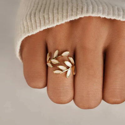 Luna | Verstellbarer Goldring mit weißem Opalmotiv