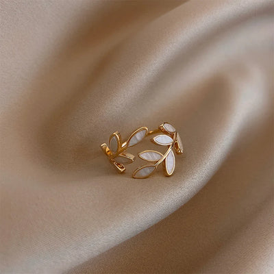 Luna | Verstellbarer Goldring mit weißem Opalmotiv