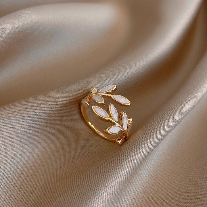 Luna | Verstellbarer Goldring mit weißem Opalmotiv