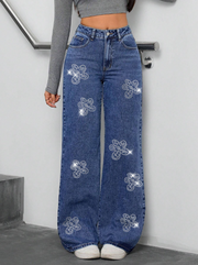 Isabelle | Glitzerjeans mit Strasssteinen und weißem Bein
